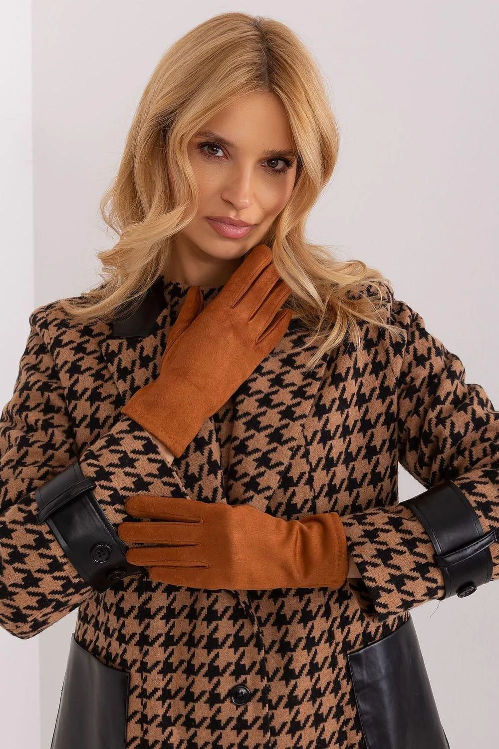 Chic Floral Touchscreen Gloves for Modern Women